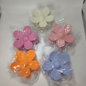 💥3/$20 Five Flower Shaped Hair Clips New